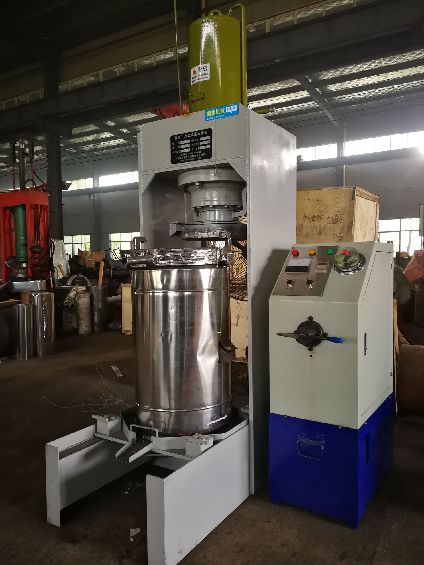 不銹鋼超高壓立式液壓壓榨機(jī)，果汁壓榨機(jī)，果渣壓榨機(jī)，藥材壓榨，油渣處理，白土壓榨